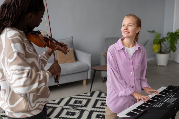 Gros plan des femmes avec piano et violon