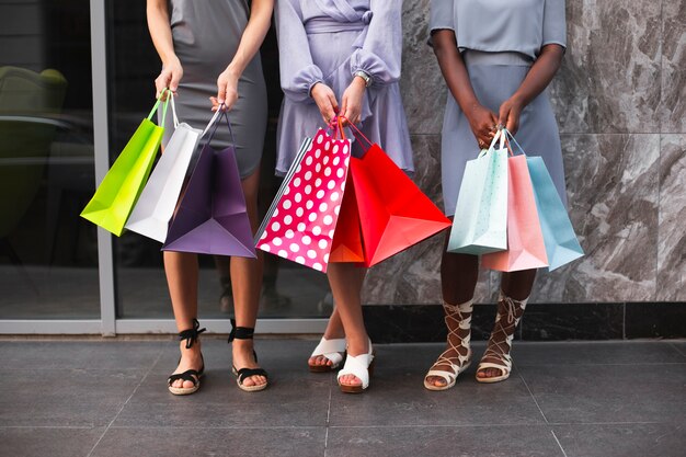 Gros plan des femmes avec des sacs