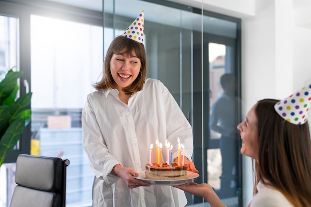 Gros plan des femmes souriantes célébrant l'anniversaire