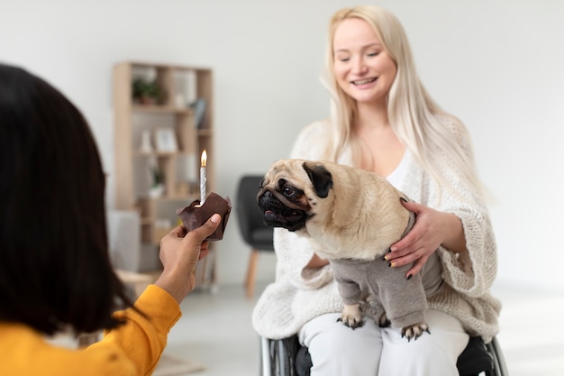 Gros plan des femmes souriantes célébrant l'anniversaire