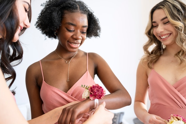 Photo gratuite gros plan des femmes souriantes à l'enterrement de vie de jeune fille