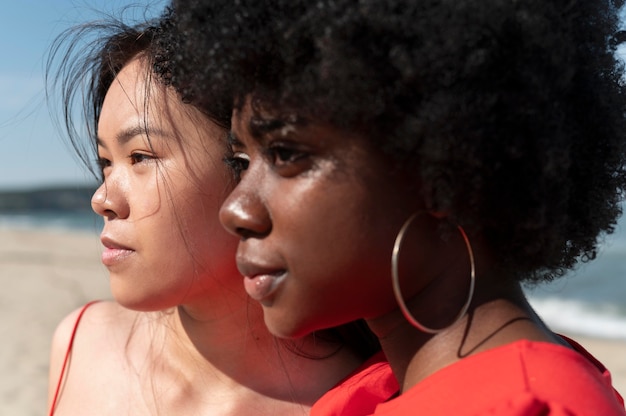 Gros plan des femmes souriantes à l'extérieur