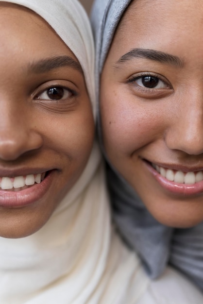 Photo gratuite gros plan des femmes souriantes avec des hijabs