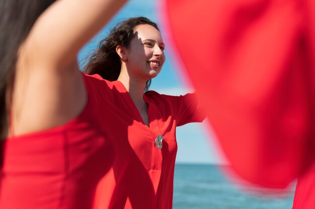 Gros plan des femmes souriantes se tenant la main