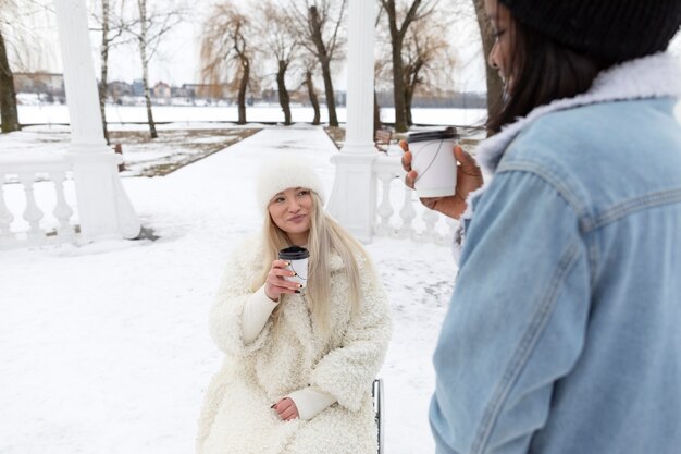 Gros plan de femmes souriantes avec des tasses à café