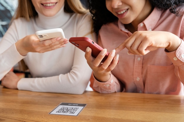 Gros plan des femmes tenant des smartphones