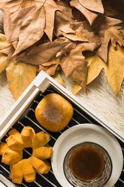 Photo gratuite gros plan, feuilles, près, plateau, petit déjeuner