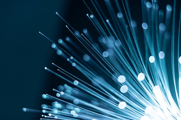 Gros plan de la fibre optique bleue