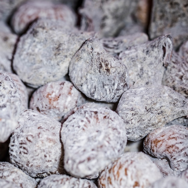 Gros plan de figues avec du sucre en poudre