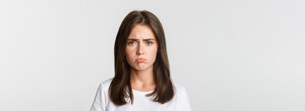 Gros plan sur une fille brune triste qui boude et qui a l'air bouleversée