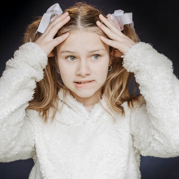 Photo gratuite gros plan, fille confuse, se mordre les lèvres