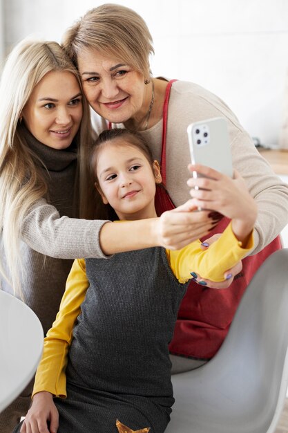 Gros plan sur une fille cuisinant avec sa mère et sa grand-mère