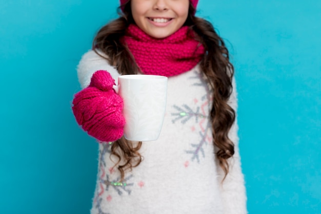 Photo gratuite gros plan fille en hiver boire du thé chaud