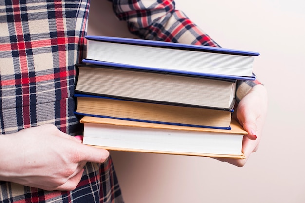 Photo gratuite gros plan fille avec des livres à côté de sa taille