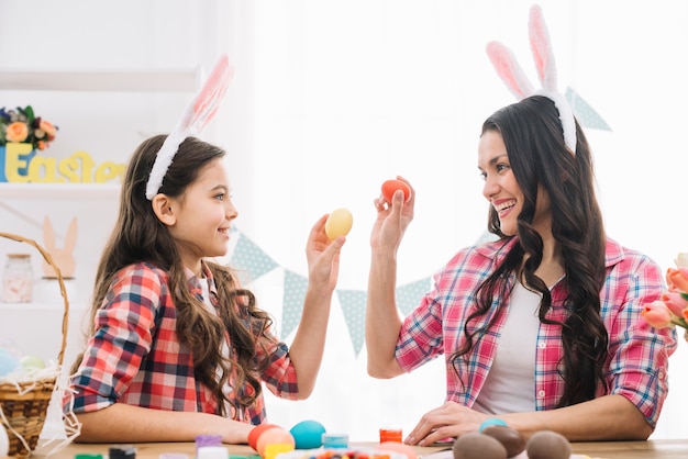 Gros plan, fille, mère, projection, oeufs pâques, réciproque