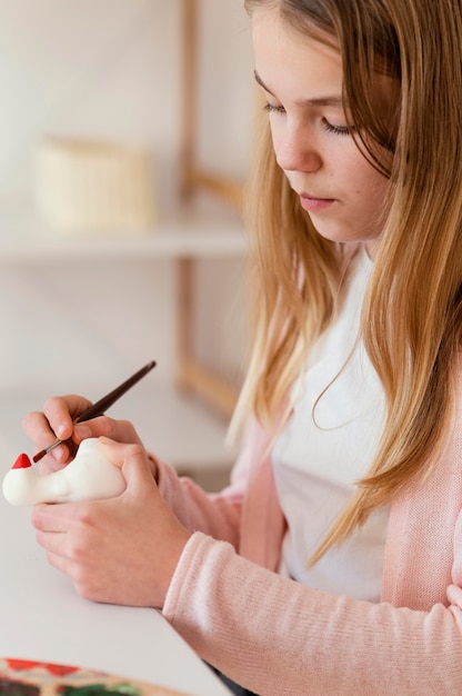 Gros plan fille peinture à l'intérieur