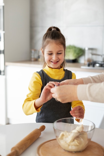 Photo gratuite gros plan sur une fille qui cuisine avec sa grand-mère