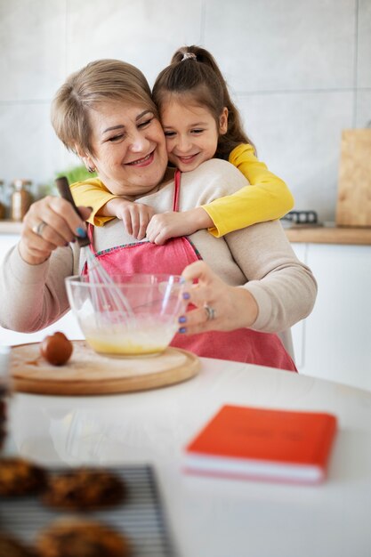 Gros plan sur une fille qui cuisine avec sa grand-mère