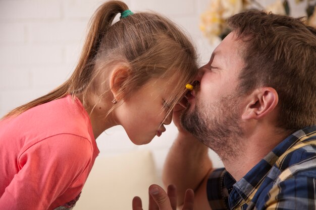 Gros plan d&#39;une fille qui s&#39;amuse avec son père