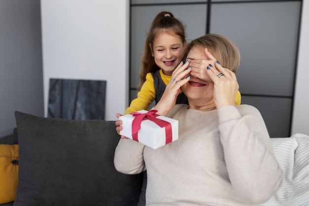 Gros plan sur une fille avec sa grand-mère