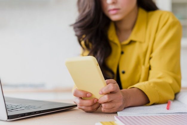 Gros plan fille avec smartphone