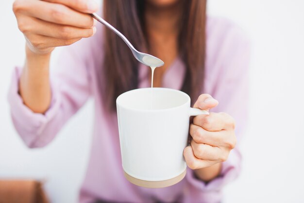 Gros plan de fille avec tasse et cuillère