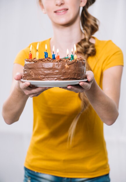 Gros plan, fille, tenue, gâteau anniversaire, sur, plaque blanche, contre, toile de fond blanc