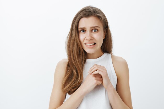 Gros plan d'une fille timide maladroite et effrayée peur de poser une question