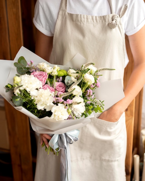 Photo gratuite gros plan fleuriste tenant le bouquet