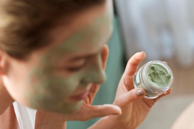 Gros plan, flou, femme, à, masque facial