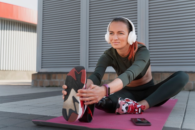 Photo gratuite gros plan sur la formation de femme sport diversité