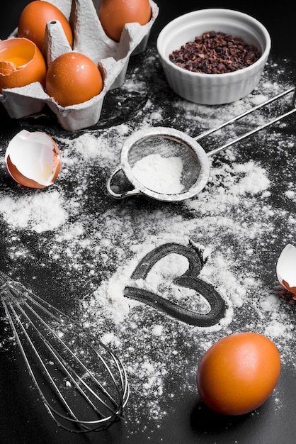 Gros plan des fournitures de cuisson sur la table