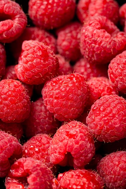 Gros plan de framboises fraîches mignonnes l'une sur l'autre