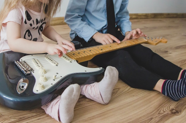 Gros plan de frères et sœurs avec guitare