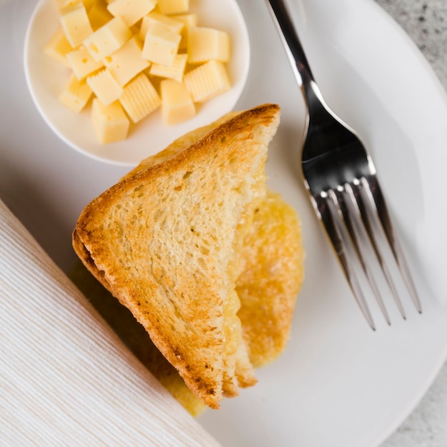 Photo gratuite gros plan de fromage et de pain grillé