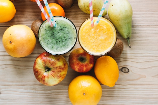 Gros plan des fruits autour de smoothie