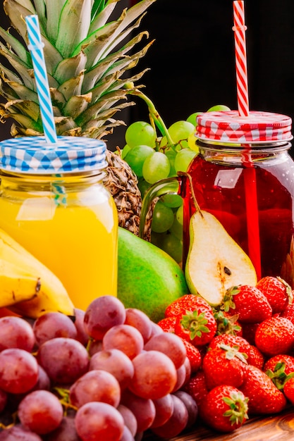 Gros plan, de, fruits juteux, et, pot jus jus, sur, fond noir