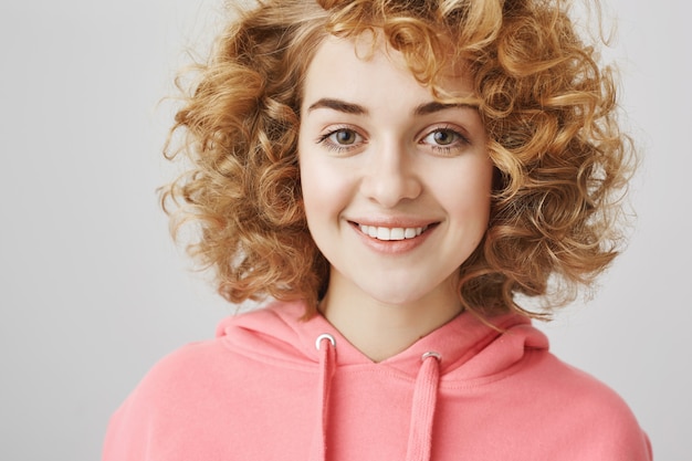 Gros plan, de, gai, rêveur, cheveux bouclés, girl, sourire