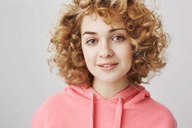 Gros plan, de, gai, rêveur, cheveux bouclés, girl, sourire