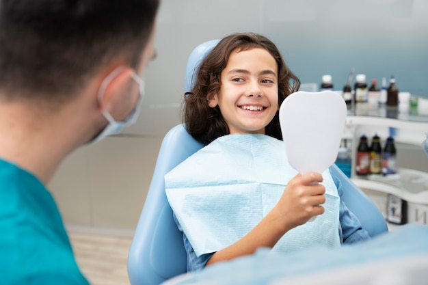 Gros plan sur un garçon chez le dentiste