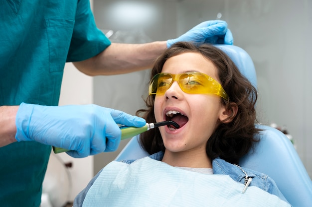 Gros plan sur un garçon chez le dentiste