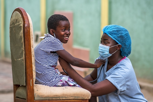 Photo gratuite gros plan d'un garçon et d'un médecin portant un masque sanitaire