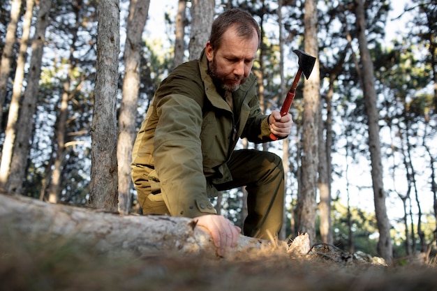 Gros plan sur le garde forestier du parc dans les bois