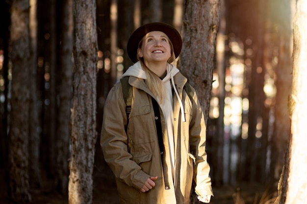 Photo gratuite gros plan sur le garde forestier du parc dans les bois