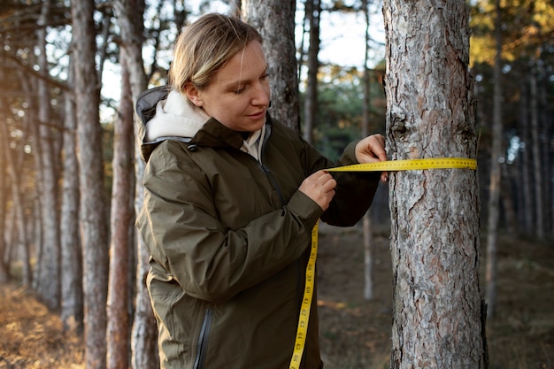 Photo gratuite gros plan sur le garde forestier du parc dans les bois