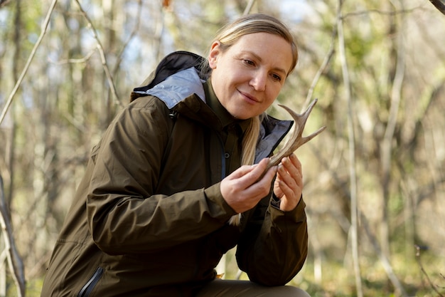 Gros plan sur le garde forestier du parc dans les bois