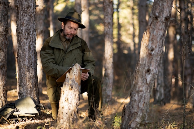 Gros plan sur le garde forestier du parc dans les bois