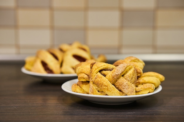 Gros plan de la garniture de pâtisserie à la cannelle fraîche sur une plaque blanche