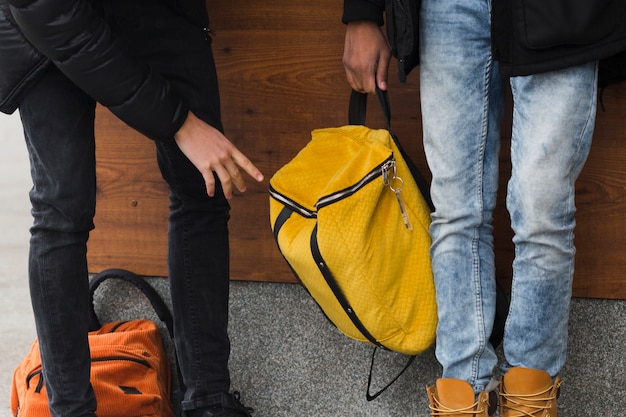 Photo gratuite gros plan les gars avec sac à dos jaune