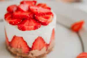Photo gratuite gros plan de gâteau aux fraises avec fraises fraîches sur fond de bois. gâteau fraise maison. cheesecake à la fraise